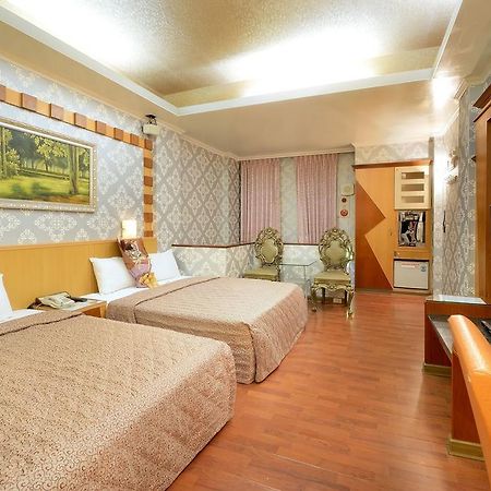 Holland Village Motel Тайнан Екстериор снимка