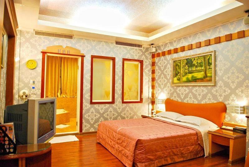 Holland Village Motel Тайнан Екстериор снимка