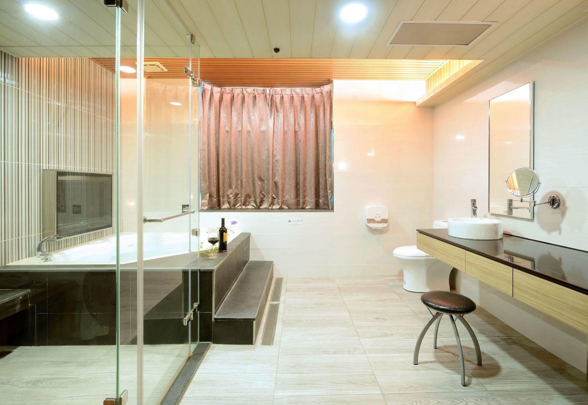 Holland Village Motel Тайнан Екстериор снимка