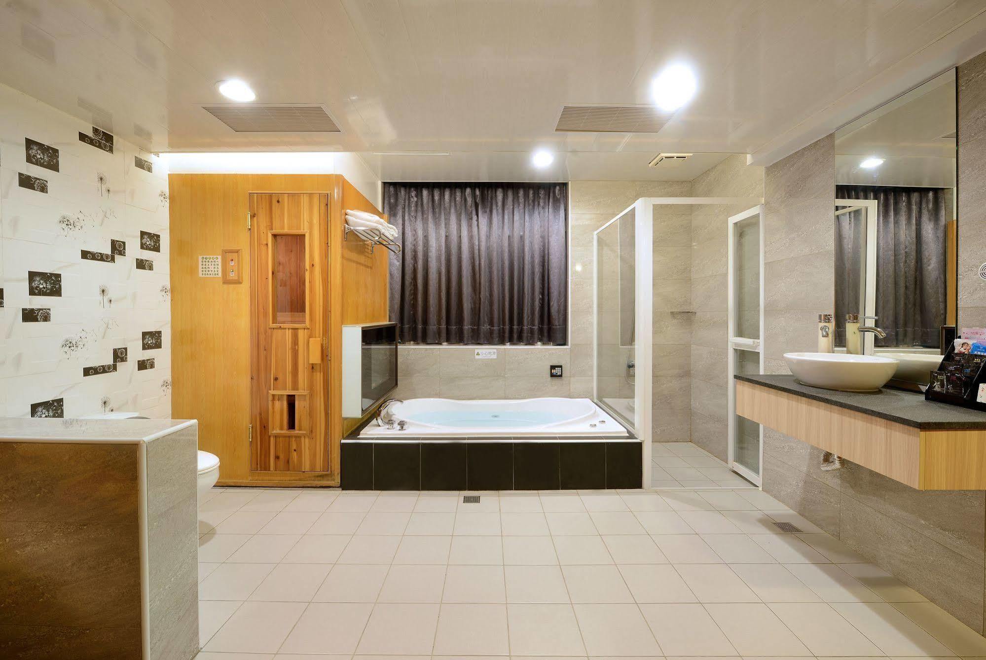 Holland Village Motel Тайнан Екстериор снимка
