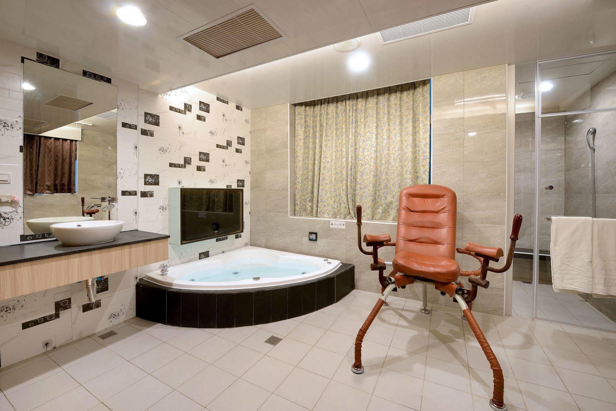 Holland Village Motel Тайнан Екстериор снимка