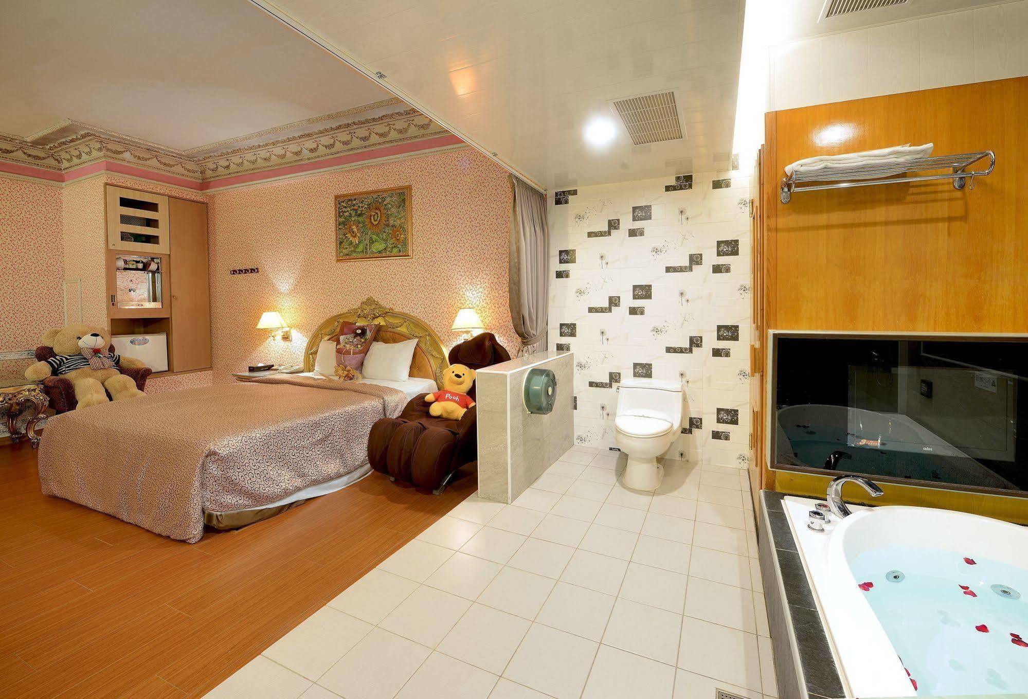 Holland Village Motel Тайнан Екстериор снимка