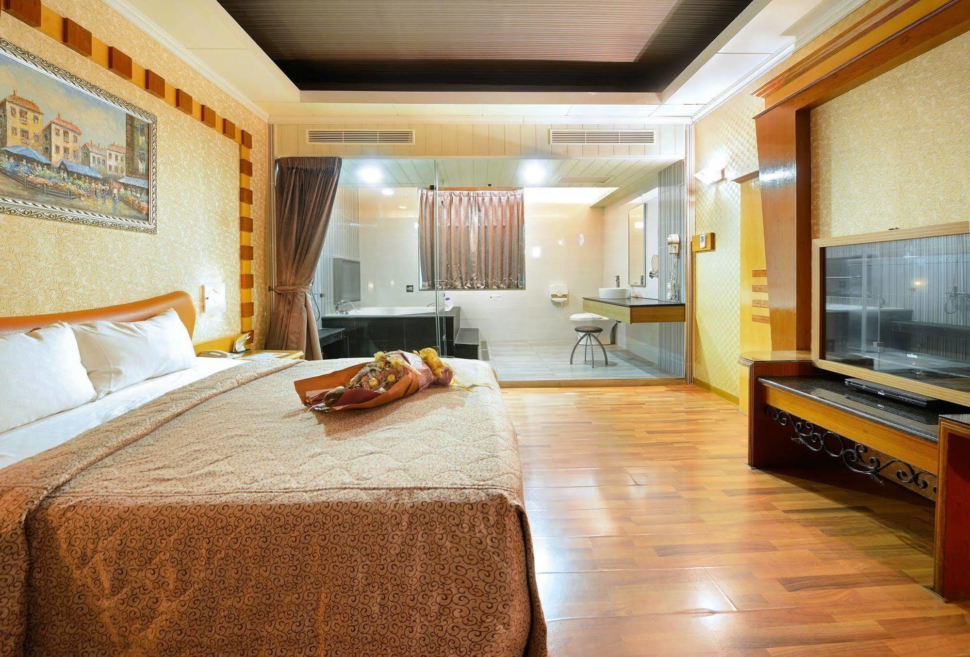 Holland Village Motel Тайнан Екстериор снимка