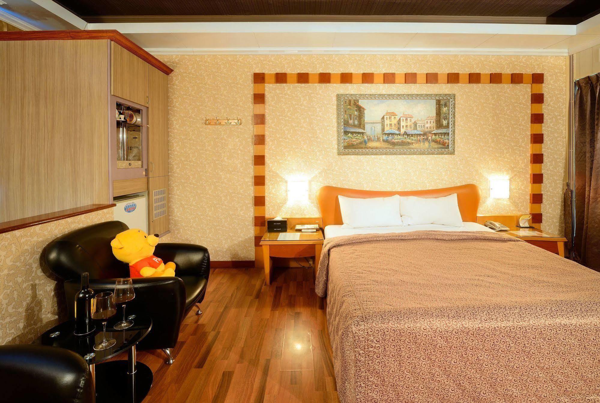 Holland Village Motel Тайнан Екстериор снимка