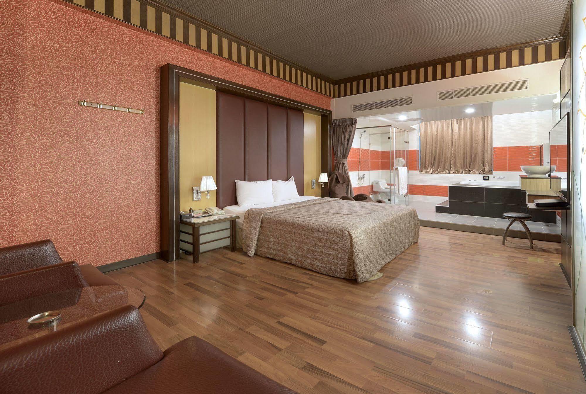 Holland Village Motel Тайнан Екстериор снимка