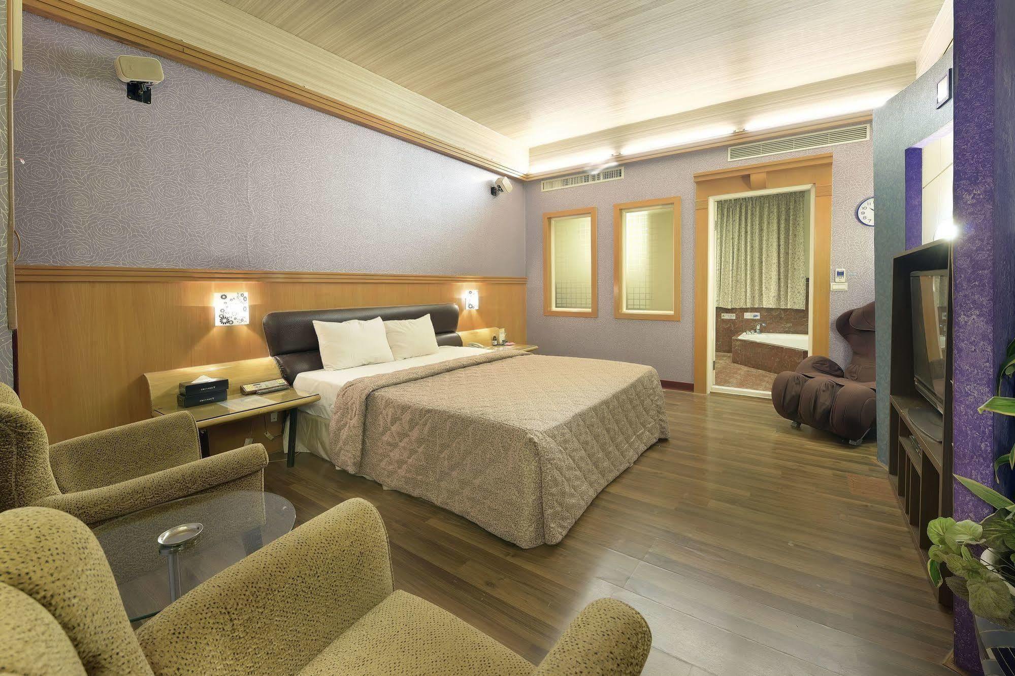 Holland Village Motel Тайнан Екстериор снимка