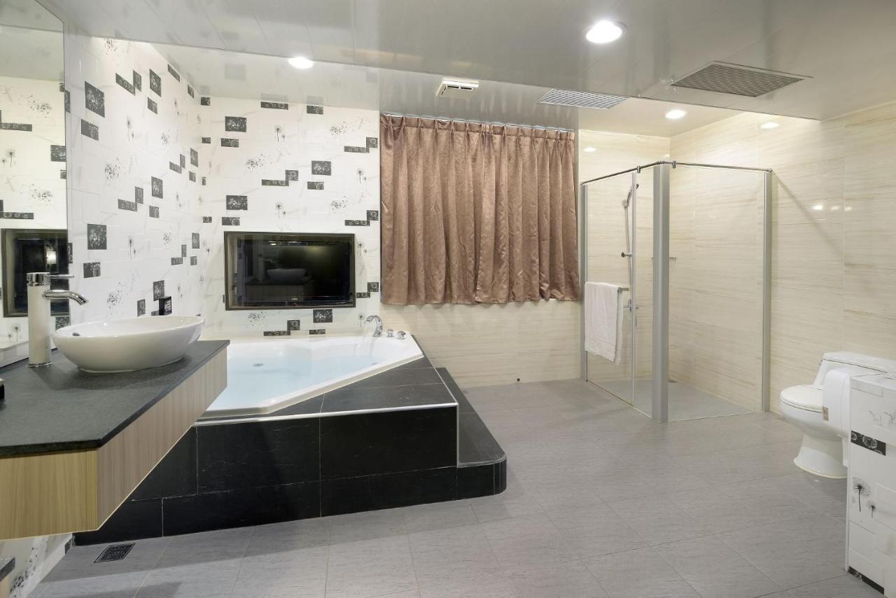 Holland Village Motel Тайнан Екстериор снимка